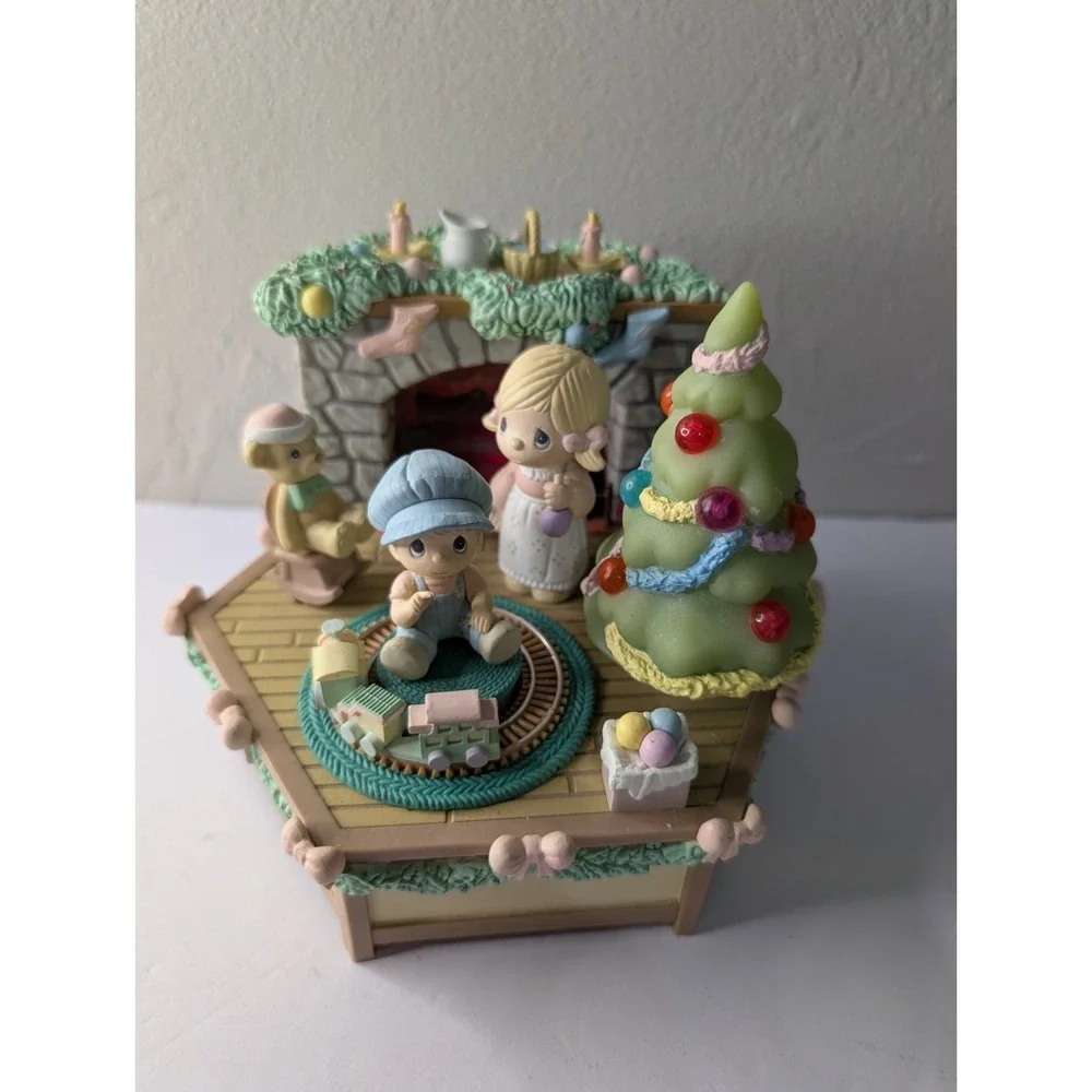 1990 Previous moments home for the Holidays Lighted‎ Animated Music box